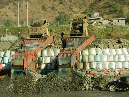 振動(dòng)選金溜槽工作現(xiàn)場 振動(dòng)選金溜槽工作現(xiàn)場