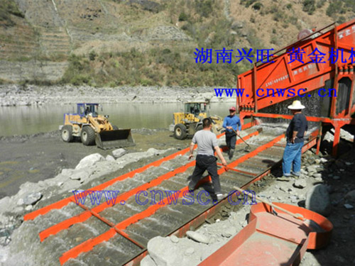 振動(dòng)選金溜槽現(xiàn)場2015-2 振動(dòng)選金溜槽現(xiàn)場2015-2