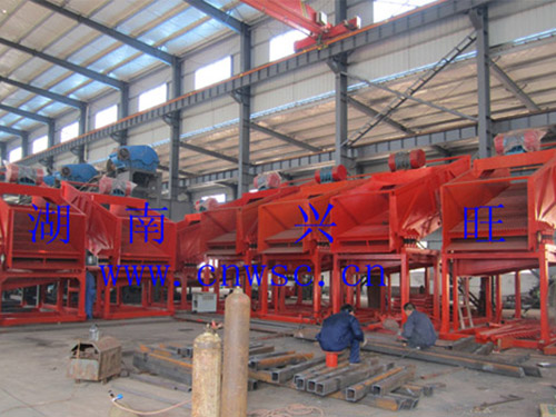 振動(dòng)選金溜槽生產(chǎn)車間-2015-1 振動(dòng)選金溜槽生產(chǎn)車間-2015-1