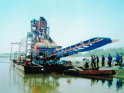 挖鐵砂船現(xiàn)場作業(yè) 挖鐵砂船現(xiàn)場作業(yè)