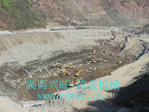 大型-振動(dòng)選金溜槽生產(chǎn)線-現(xiàn)場 大型-振動(dòng)選金溜槽生產(chǎn)線-現(xiàn)場