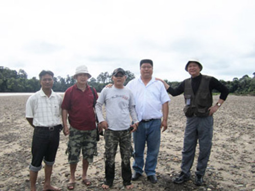 在印尼礦區留影