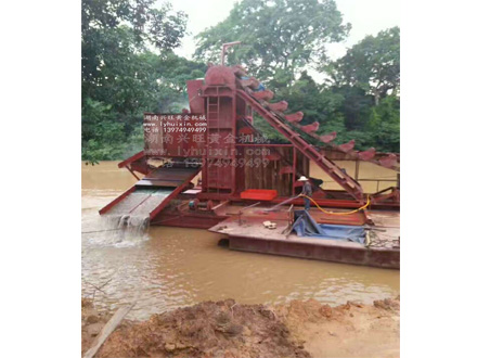 海外 采金船現場