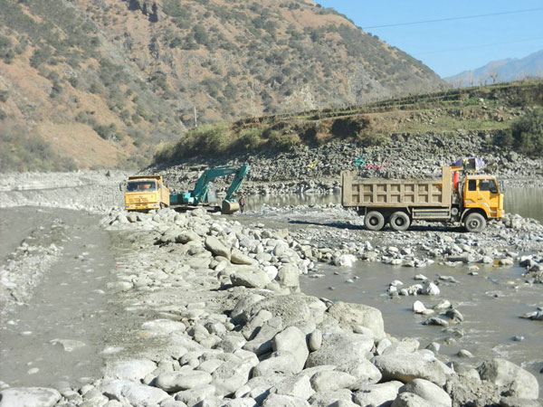 7-振動(dòng)選金溜槽工作現(xiàn)場 7-振動(dòng)選金溜槽工作現(xiàn)場